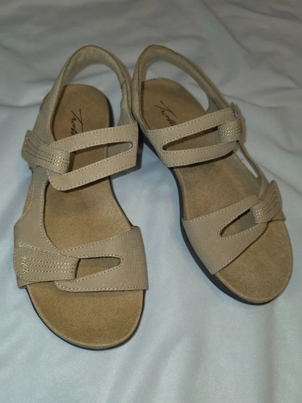 Trotters Katarina Sandals 6.5 Beige Sand Neutral Color Adjustable